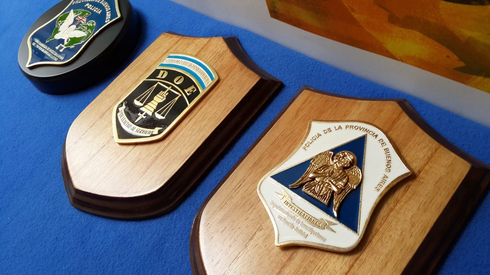 Placas de reconocimiento con escudos esmaltados sobre madera maciza